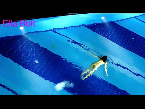 ❤️ Handikwanise kumira kuona, mudiki blonde akabatwa achishambira asina kupfeka muELLA BOLT resort pool DzeBonde ❤