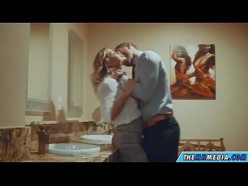 ❤️ Kana blonde ine busty inokukwezvera muchimbuzi cheveruzhinji DzeBonde ❤